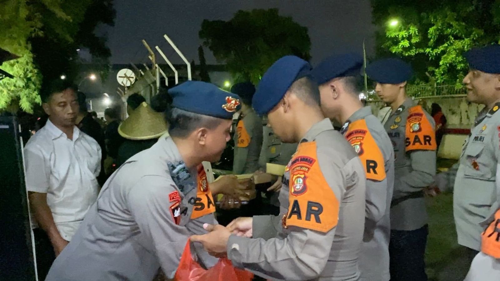 Blogger Polri : Brimob Polda Metro Jaya Gelar Dapur Lapangan untuk Warga Terdampak Banjir di Rawa Teratai, Jakarta Timur