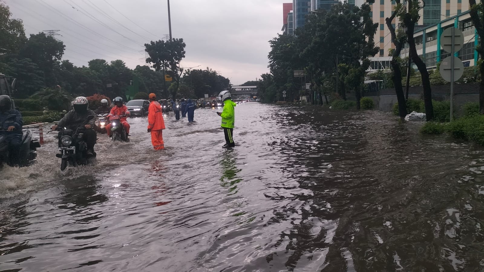 Blogger Polri : MCI News : Indonesia News : Sapulidi News : Banjir Rendam Sejumlah Ruas Jalan Jakarta, Brimob–Lantas–Polair PMJ Bergerak Cepat, Polri Siagakan 128.247 Personel Secara Nasional
